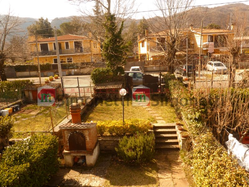 Villa a Schiera Rocca di Botte via BONIFACIO GRAZIANI 18