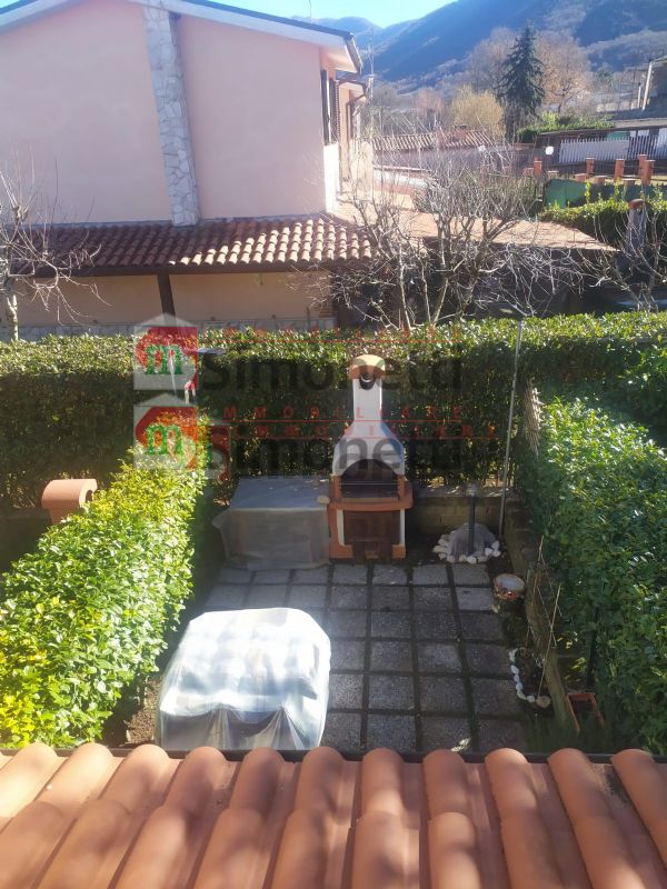 Villa a Schiera Rocca di Botte via bonifacio graziani sc