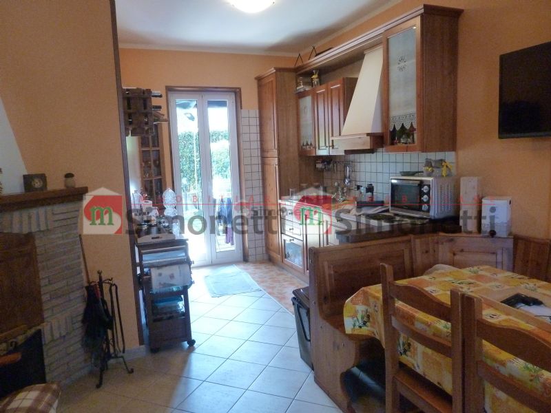 Villa a Schiera Rocca di Botte via bonifacio graziani sc