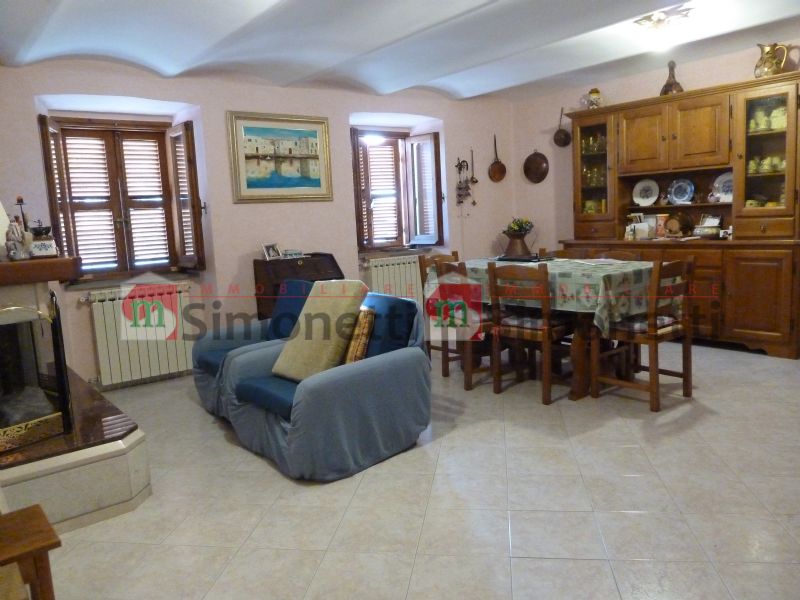 Porzione di casa Pereto piazzetta Cesare Battisti 5