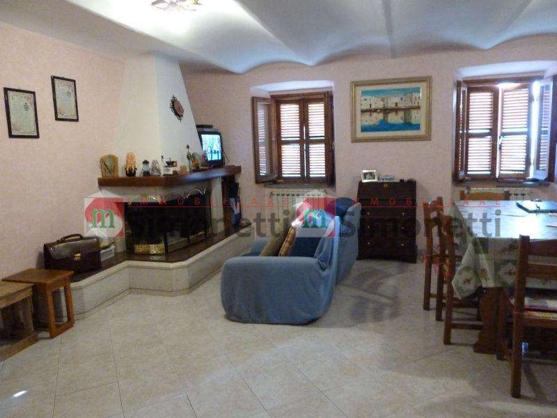 Porzione di casa Pereto piazzetta Cesare Battisti 5