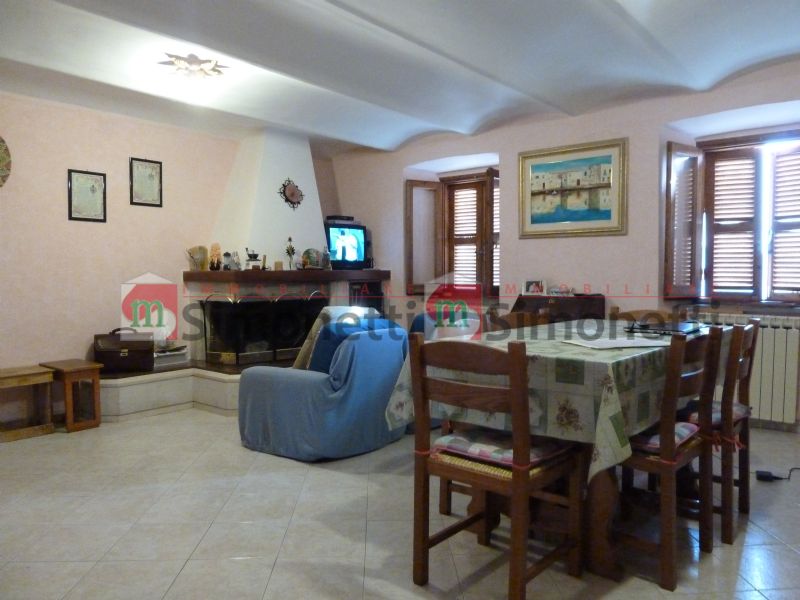 Porzione di casa Pereto piazzetta Cesare Battisti 5