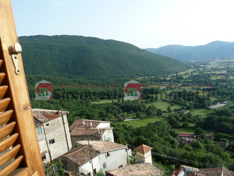 Porzione di casa Pereto piazzetta Cesare Battisti 5