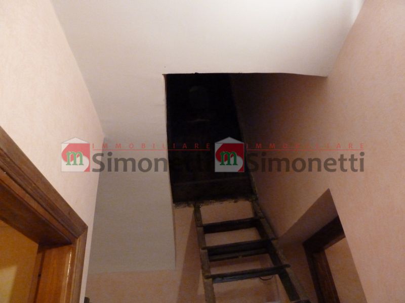 Porzione di casa Pereto piazzetta Cesare Battisti 5