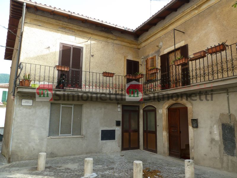 Porzione di casa Pereto piazzetta Cesare Battisti 5
