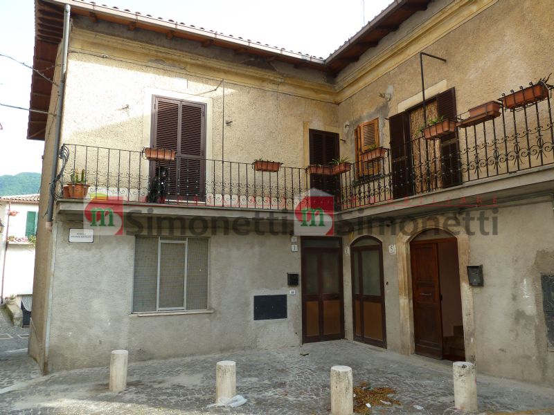 Porzione di casa Pereto piazzetta Cesare Battisti 5