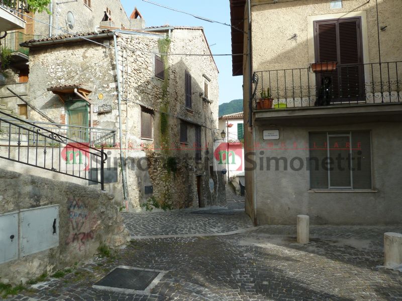 Porzione di casa Pereto piazzetta Cesare Battisti 5