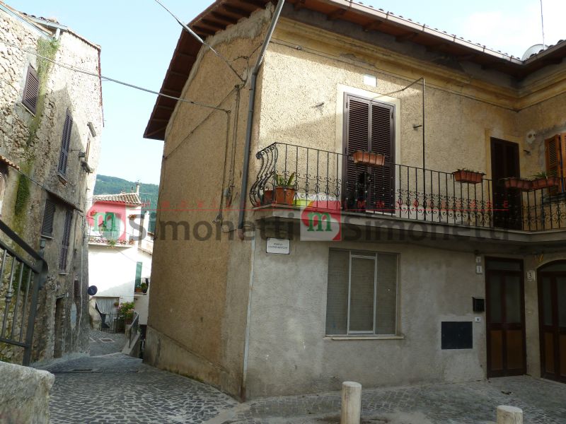 Porzione di casa Pereto piazzetta Cesare Battisti 5