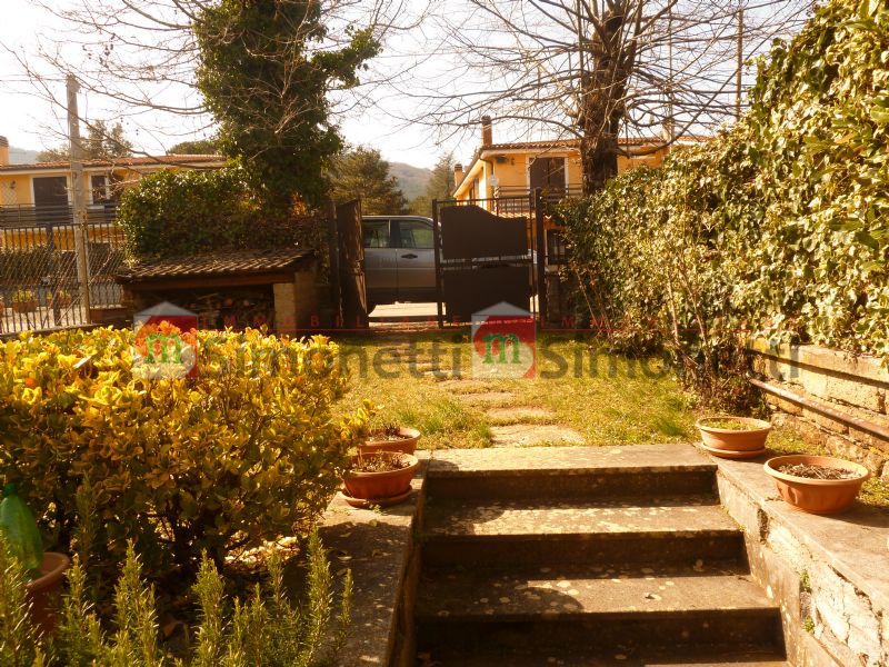 Villa a Schiera Rocca di Botte via BONIFACIO GRAZIANI 18