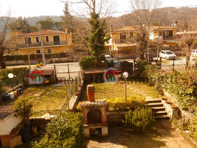 Villa a Schiera Rocca di Botte via BONIFACIO GRAZIANI 18